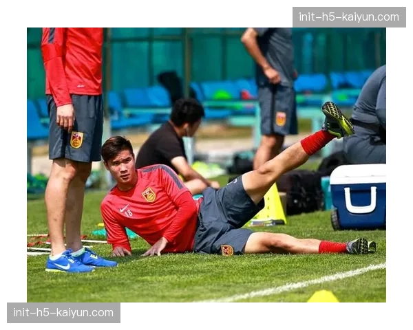 瞬间特写：帕利尼亚抢断后30米精准长传，助穆尼斯单刀破门